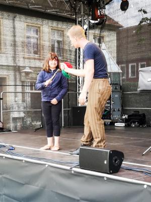 Chris Brandes zaubert gern mit Publikum, hier mit Sophie. Foto: Beate Vogel  (Bild vergr&ouml;&szlig;ern)