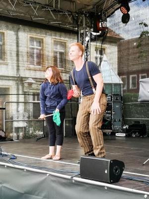 Chris Brandes zaubert gern mit Publikum, hier mit Sophie. Foto: Beate Vogel  (Bild vergr&ouml;&szlig;ern)
