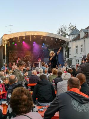 Auftritt   (Bild vergr&ouml;&szlig;ern)