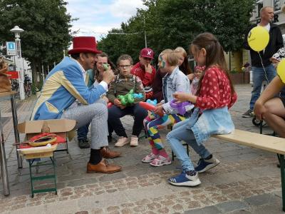 Ein L&auml;cheln zauberte der Zauberclown Salvatore in die Gesichter der Kinder. Foto: Beate Vogel  (Bild vergr&ouml;&szlig;ern)
