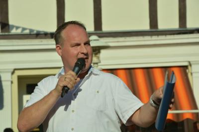 Moderator Marc Marthell f&uuml;hrt durch den Abend. Foto: Hans-Werner Boddin  (Bild vergr&ouml;&szlig;ern)