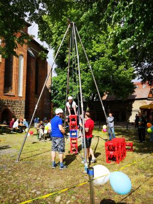 Kistenstapeln an der Kirche Sankt Nikolai. Foto: Beate Vogel  (Bild vergr&ouml;&szlig;ern)