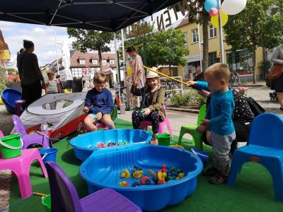 Die Kleinen am&uuml;sierten sich in der Marktstra&szlig;e beim Entenangeln. Foto: Beate Vogel  (Bild vergr&ouml;&szlig;ern)