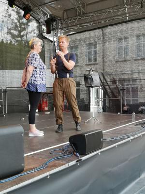 Zu Zweit zaubert man besser: Chris Brandes holt sich zweimal Hilfe auf die B&uuml;hne. Foto: Beate Vogel  (Bild vergr&ouml;&szlig;ern)