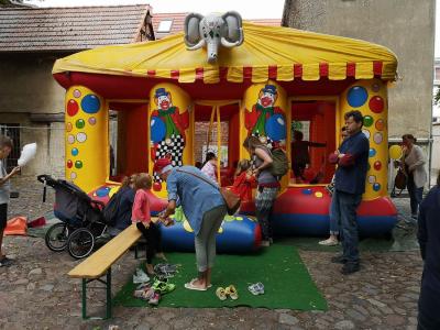 Toben konnten die Kleinen auf der H&uuml;pfburg. Foto: Beate Vogel  (Bild vergr&ouml;&szlig;ern)