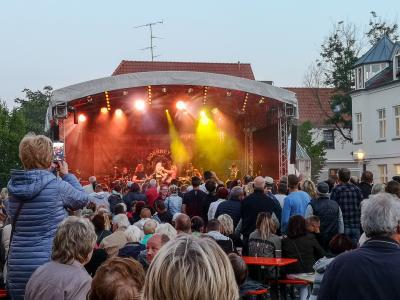 Auftritt   (Bild vergr&ouml;&szlig;ern)