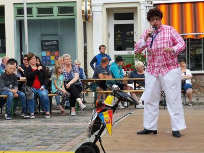 Taxi-Heidi sorgte mit derben Witzen f&uuml;r Lacher. Foto: Beate Vogel  (Bild vergr&ouml;&szlig;ern)