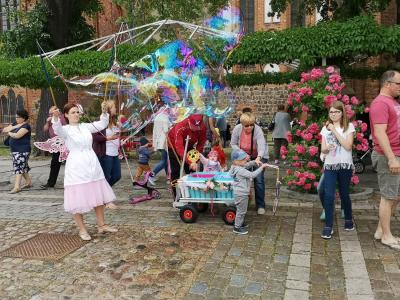 Riesenseifenblasen verzauberten Gro&szlig; und Klein. Foto: Beate Vogel  (Bild vergr&ouml;&szlig;ern)