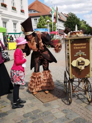 Monsieur Chocolat verzaubert nicht nur mit s&uuml;&szlig;en Gaben. Foto: Beate Vogel   (Bild vergr&ouml;&szlig;ern)