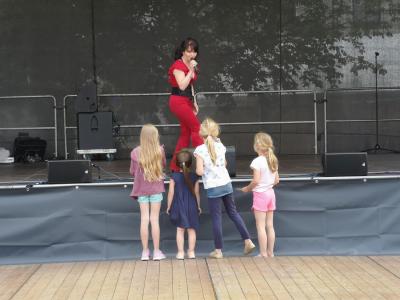 Schlagers&auml;ngerin Nicole Freytag schloss das Nachmittagsprogramm ab. Foto: Beate Vogel  (Bild vergr&ouml;&szlig;ern)