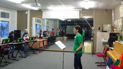 Im Musikraum: Tanzen mit Frau Bielefeld 