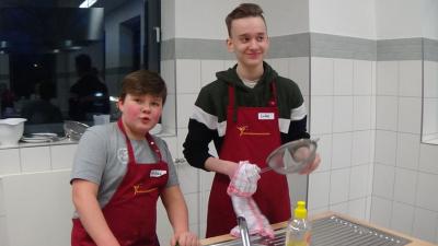 Auch die Jungen sind gern in der K&uuml;che. 