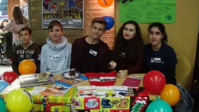 Das Sch&uuml;lersprecherteam informiert &uuml;ber Schule ohne Rassismus - Schule mit Courage. 