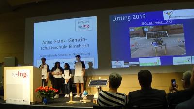 Auf der B&uuml;hne die Pr&auml;sentation des Projekts 