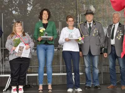 Bei den Damen belegte Jennifer Schr&ouml;der Platz 3 und Anika Harmuth Platz 2. B&uuml;rgerk&ouml;nig wurde Christiane Schr&ouml;dter (r.). Alle sind aus Pritzwalk. Foto: Beate Vogel u  (Bild vergr&ouml;&szlig;ern)