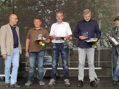 Die Platzierten bei den Herren im B&uuml;rgerk&ouml;nigsschie&szlig;en sind (v.l.) sind Marcel K&ouml;hn aus Giesensdorf (3.) und Ingo Schr&ouml;dter (2.) aus Prtzwalk. B&uuml;rgerk&ouml;nig wurde 2019 Hagen Frahm (r.). Foto: Beate Vogelau  (Bild vergr&ouml;&szlig;ern)
