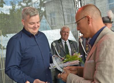 B&uuml;rgermeister Dr. Ronald Thiel (r.) &uuml;berreichte den Wanderpokal an Hagen Frahm, der die Troph&auml;e nun bereits zum zweiten Mal in Folge bekam.Foto: Hans-Werner Boddin  (Bild vergr&ouml;&szlig;ern)