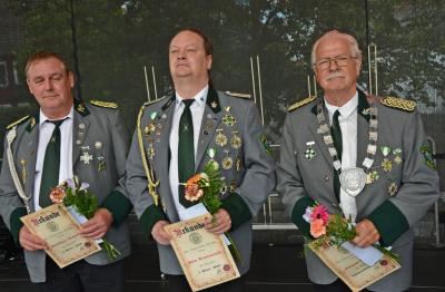 Sch&uuml;tzenk&ouml;nig 2019 wurde J&uuml;rgen Mittag vor Rico Kroworsch und Matthias Dugas (v.r.). Foto: Hans-Werner Boddin  (Bild vergr&ouml;&szlig;ern)
