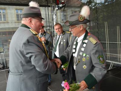 Edwin Mauks (l.), Sch&uuml;tzenk&ouml;nig 2018, &uuml;bergab die K&ouml;nigskette seinem Amtsnachfolger J&uuml;rgen Mittag. Foto: Hans-Werner Boddin  (Bild vergr&ouml;&szlig;ern)