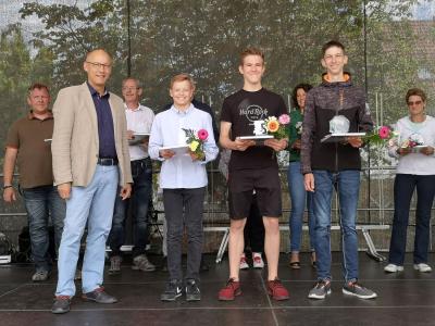 Jugendk&ouml;nig wurde Theo Doerks aus B&ouml;lzke (r.). Zweiter ist Jasper Zeiger (M.), Dritter wurde August Frahm (l.), beide aus Pritzwalk. Foto: Beate Vogel  (Bild vergr&ouml;&szlig;ern)