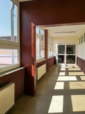 Gro&szlig;e Fenster lassen viel Licht hinein, aber auch viel W&auml;rme. Vor allem, wenn sie nicht den heutigen energetischen Anforderungen entsprechen. Foto: Beate Vogel  (Bild vergr&ouml;&szlig;ern)