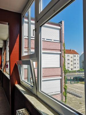 Gro&szlig;e Fenster lassen viel Licht hinein, aber auch viel W&auml;rme. Vor allem, wenn sie nicht den heutigen energetischen Anforderungen entsprechen. Foto: Beate Vogel  (Bild vergr&ouml;&szlig;ern)