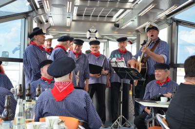 F&uuml;r beste Stimmung sorgte der (Shanty-)Chor der Bergarbeiter.  (Bild vergr&ouml;&szlig;ern)