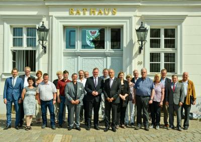 Erinnerung: Die G&auml;ste aus Winsen (Luhe) und Vertreter der Stadtverwal-tung Pritzwalk vor dem Rathaus. Vorn die beiden B&uuml;rgermeister Andr&eacute; Wiese (l.) und Dr. Ronald Thiel. Foto: Hans-Werner Boddin  (Bild vergr&ouml;&szlig;ern)