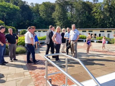 Besichtigung des Hainholzbades. Foto: Beate Vogel  (Bild vergr&ouml;&szlig;ern)