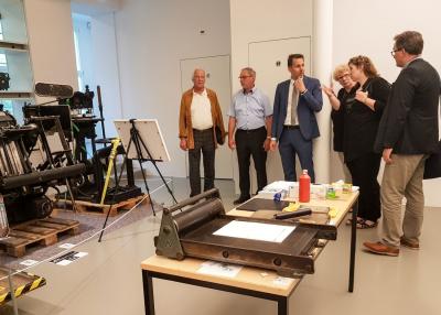 Museumsleiter Lars Schladitz im Gespr&auml;ch mit seiner Amtskollegin Ilona Johannsen aus Winsen (2.v.r.). Foto: Beate Vogel  (Bild vergr&ouml;&szlig;ern)