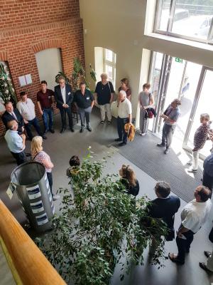 Die Delegation besichtigt die Bildungsgesellschaft. Der Rundgang beginnt im imposanten Foyer. Foto: Beate Vogel  (Bild vergr&ouml;&szlig;ern)