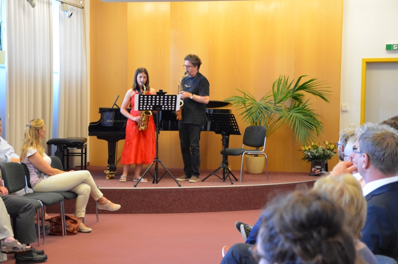 Bild: Anna Arakelyan eröffnete das Auszeichnungskonzert gemeinsam mit ihrem Lehrer Lutz Schulz am Saxophon. (Foto Landkreis)