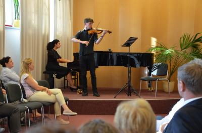 Auszeichnung f&uuml;r den Bundeswettbewerbspreistr&auml;ger Max H&auml;nsel an der Violine, begleitet von Narine Mardoyan. (Foto Landkreis)  (Bild vergr&ouml;&szlig;ern)