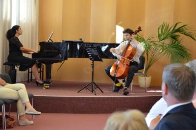 Auszeichnung f&uuml;r Freyja Kurzweg am Violoncello. (Foto Landkreis)  (Bild vergr&ouml;&szlig;ern)