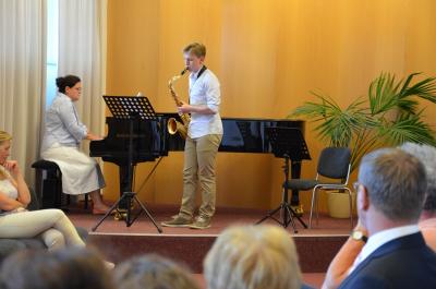 Felix Lehnigk am Saxophon, begleitet von Jassena Tcholakova, bekam das Stufenzeugnis &uuml;berreicht. (Foto Landkreis)  (Bild vergr&ouml;&szlig;ern)