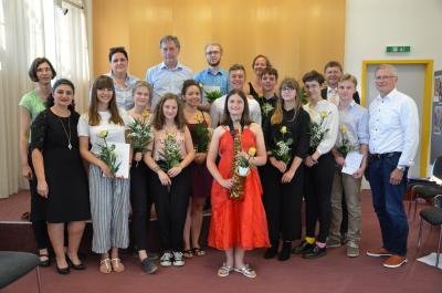 Das traditionelle Auszeichnungskonzert der Musikschule OSL am 18. Juni 2019 mit den Stufenpr&uuml;fungsabsolventen und Bundeswettbewerbspreistr&auml;gern und ihren Lehrerinnen, Musikschulleiter Ulrich Stein (oben Mitte) sowie Landrat Siegurd Heinze (3.v.r.) und dem Vorsitzenden des F&ouml;rdervereins der Musikschule Prof. Dr. Martin Neumann (r.). (Foto Landkreis)  (Bild vergr&ouml;&szlig;ern)