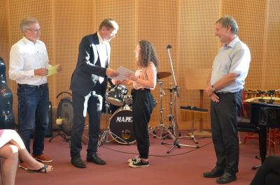 Bundeswettbewerbspreistr&auml;gerin Ella Josefine H&auml;nel nahm beim Auszeichnungskonzert der Kreismusikschule Senftenberg die Auszeichnung von Landrat Siegurd Heinze (2.v.l.), dem Vorsitzenden des F&ouml;rdervereins der Musikschule Prof. Dr. Martin Neumann (l.) und dem Musikschulleiter Ulrich Stein (r.) entgegen. (Foto Landkreis)  (Bild vergr&ouml;&szlig;ern)