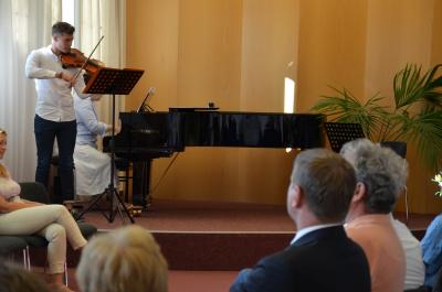 Auszeichung f&uuml;r Marvin Berger an der Viola, begleitet von Jassena Tcholakova. (Foto Landkreis)  (Bild vergr&ouml;&szlig;ern)