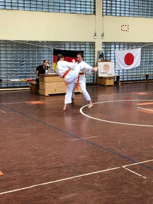 Kihon-Ippon-Kumite Trittangriff 