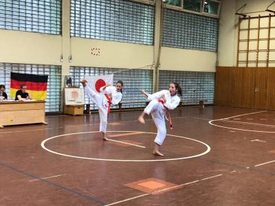 Malina und Stella mit einem Yoko Geri 