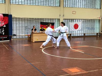 Vanessa und Vahide beim Kihon-Ippon-Kumite 