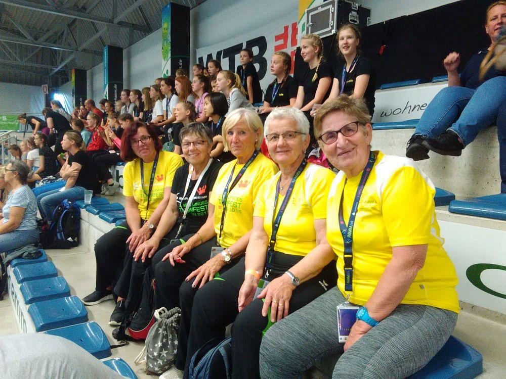 Bild: Die Golden Girls in gespannter Erwartung auf einen tollen Schauwettkampf