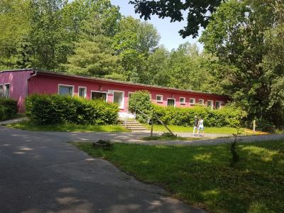 pinke Haus = Duschhaus  (Bild vergr&ouml;&szlig;ern)