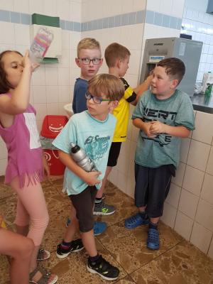 f&uuml;llen der Wasserflaschen  (Bild vergr&ouml;&szlig;ern)