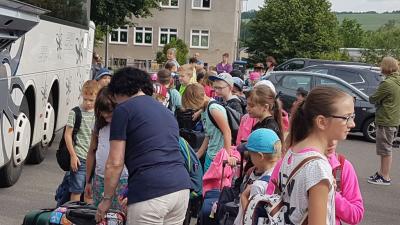 Sammeln am Bus  (Bild vergr&ouml;&szlig;ern)