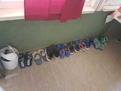 Schuhordnung im Bungalow der kleinen Jungs  (Bild vergr&ouml;&szlig;ern)