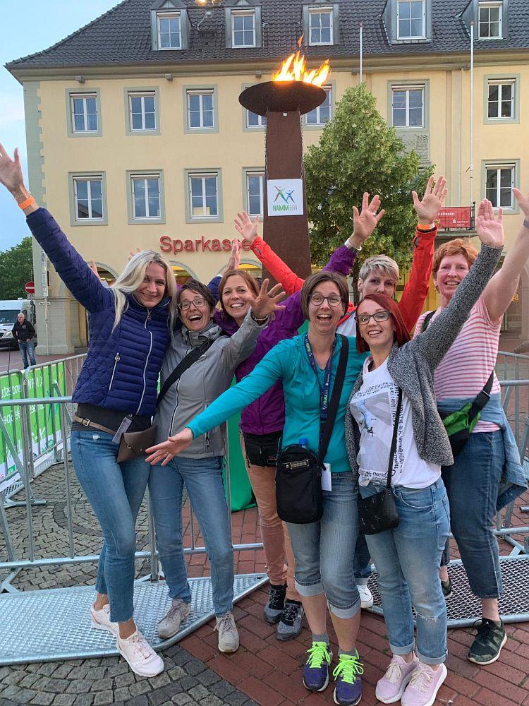 Bild: Gruppenfoto beim Olympischem Feuer