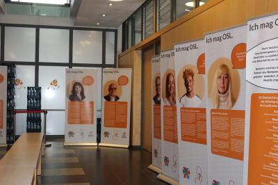 Foto des Albums: „Ich mag OSL.“ – Wanderausstellung erzählt 18 einzigartige Geschichten über Migranten im Landkreis