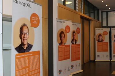 Foto des Albums: „Ich mag OSL.“ – Wanderausstellung erzählt 18 einzigartige Geschichten über Migranten im Landkreis