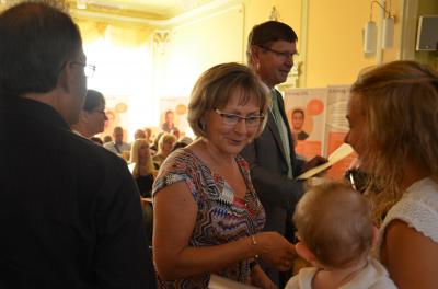 Foto: Kreistagsvorsitzende Martina Gregor-Ness und Landrat Siegurd Heinze (im Hintergrund) bedankten sich f&uuml;r das Engagement bei den Hauptdarstellern von &bdquo;Ich mag OSL.&ldquo;  (Bild vergr&ouml;&szlig;ern)